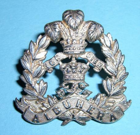 The Middlesex Regiment Officer 's Sterling Silver Forage Cap / Collar Badge