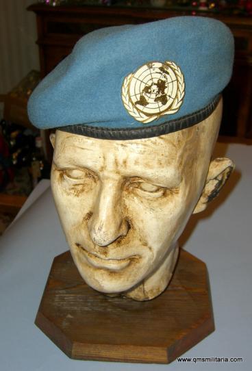 Korean War vintage United Nations ( UN ) Peacekeeper 's Beret with Enamel UN Badge
