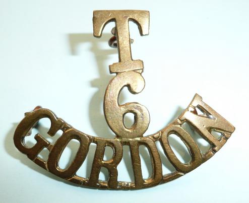 T6 GORDON 6th (Territorial Battalion) The Gordon Highlanders One Piece Brass Shoulder Title