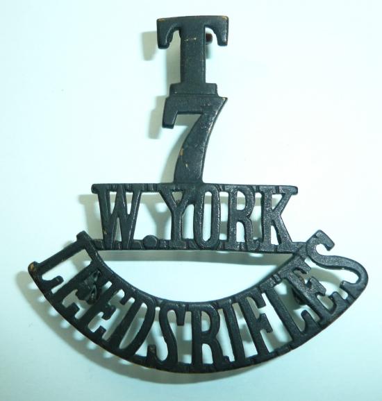 T / 7 / W York Leeds Rifles (West Yorkshire Regiment) One Piece Blackened Brass Shoulder Title