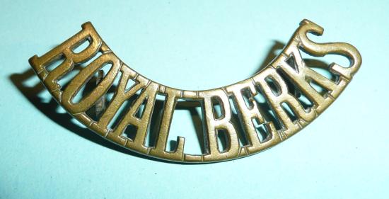 'Royal Berks' Royal Berkshire Regiment Second Pattern Brass Shoulder Title