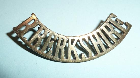 R Berkshire - Royal Berkshire Regiment Third Pattern Brass Shoulder Title