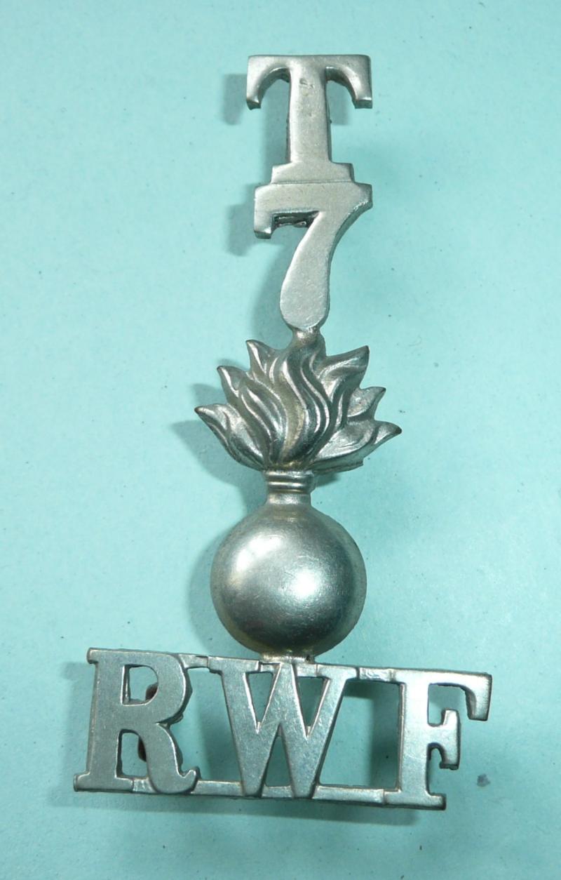 T / 7 / Grenade / RWF Royal Welsh Fusiliers One Piece White Metal Shoulder Title