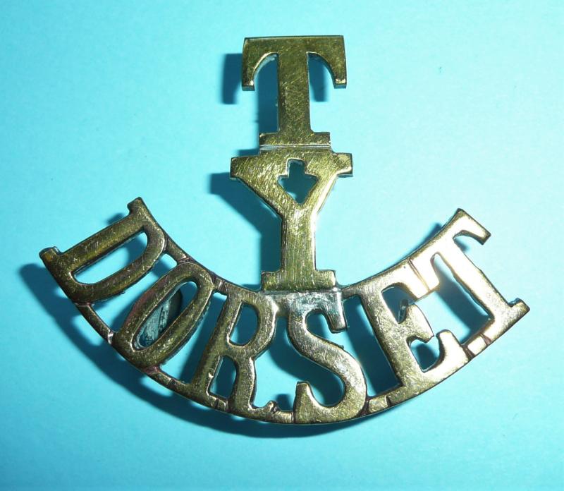 T / Y / Dorset - Queens Own Dorset Yeomanry One Piece Brass Shoulder Title