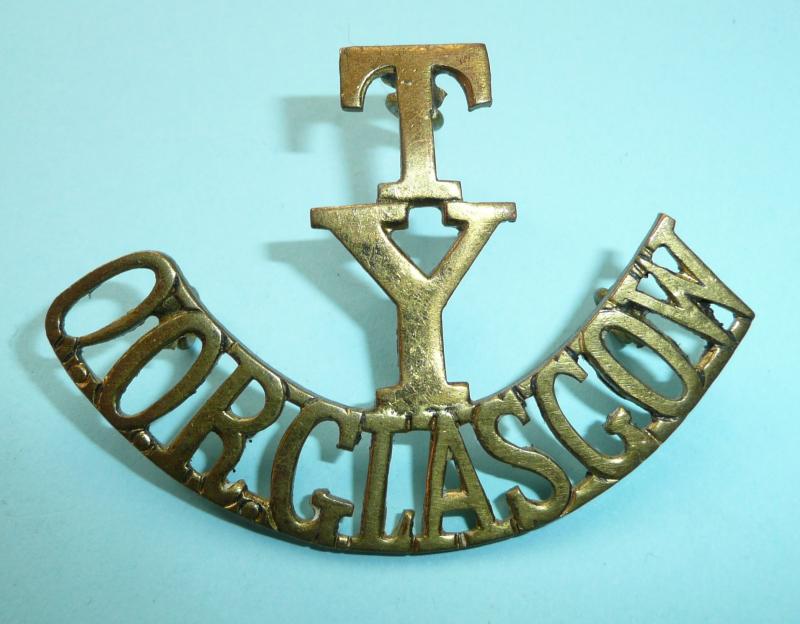 T / Y / QOR Glasgow - Queen's Own Royal Glasgow Yeomanry One Piece Gilt Brass Shoulder Title