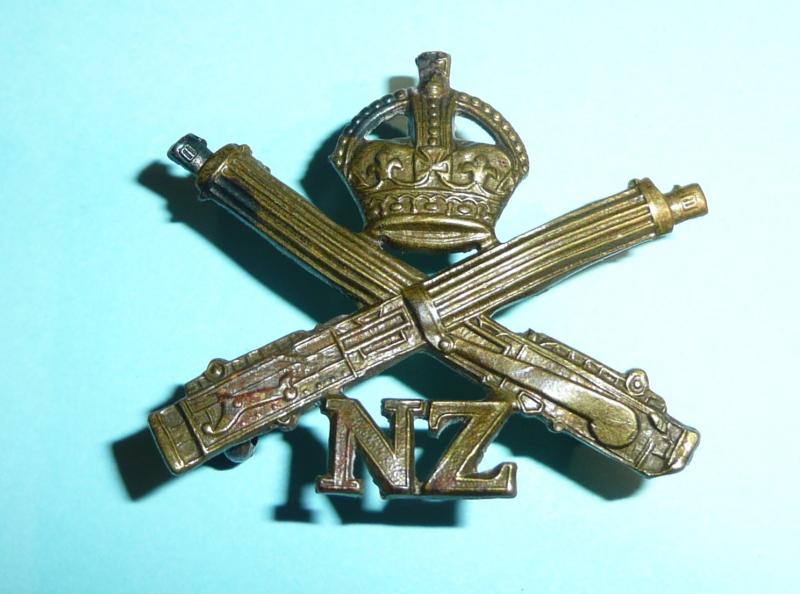 WW1 New Zealand (NZ) Machine Gun Corps (MGC) Brass Collar Badge - Gaunt Tablet