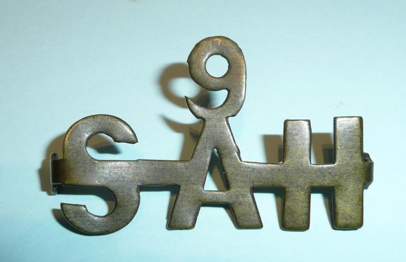 WW1 South Africa - 9 / SAH Theatre Made Brass Shoulder Title - 9th South African Horse