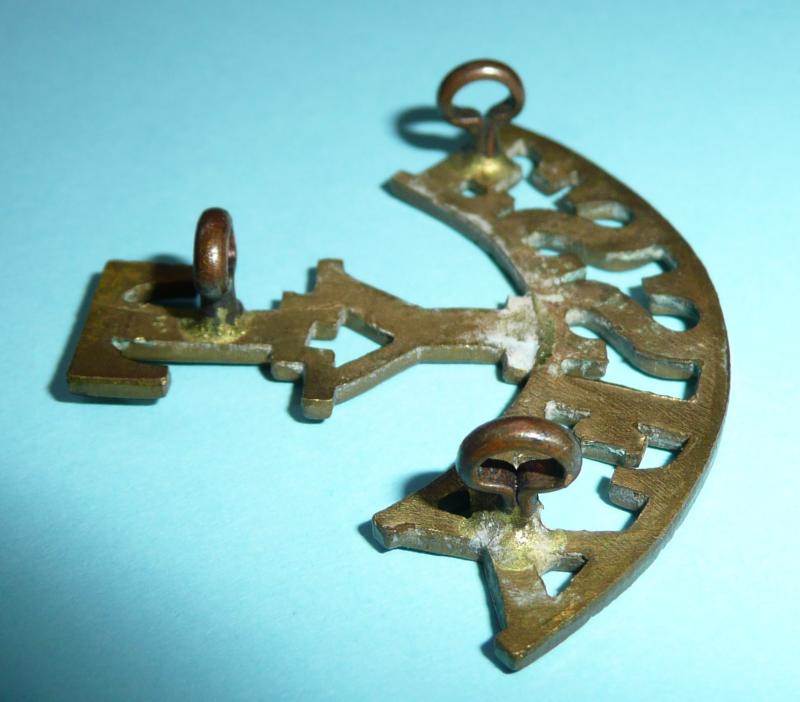 T / Y / Essex (The Essex Yeomanry) One Piece Brass Shoulder Title - Variant 1