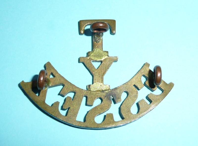 T / Y / Essex (The Essex Yeomanry) One Piece Brass Shoulder Title - Variant 2