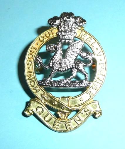 The Queen's Regiment Officer's Bi-Metal Silver Plated and Gilt Cap Badge